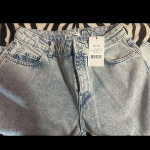 NA-KD Loose Fit Destroyed Jeans